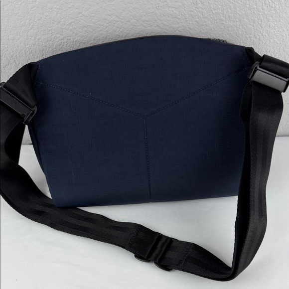 NWT Navy Blue Bellroy 6L Venture Sling Bag Travel Hiking - Picture 3 of 8